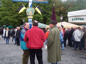 Mnnergesprch auf dem Viktualienmarkt